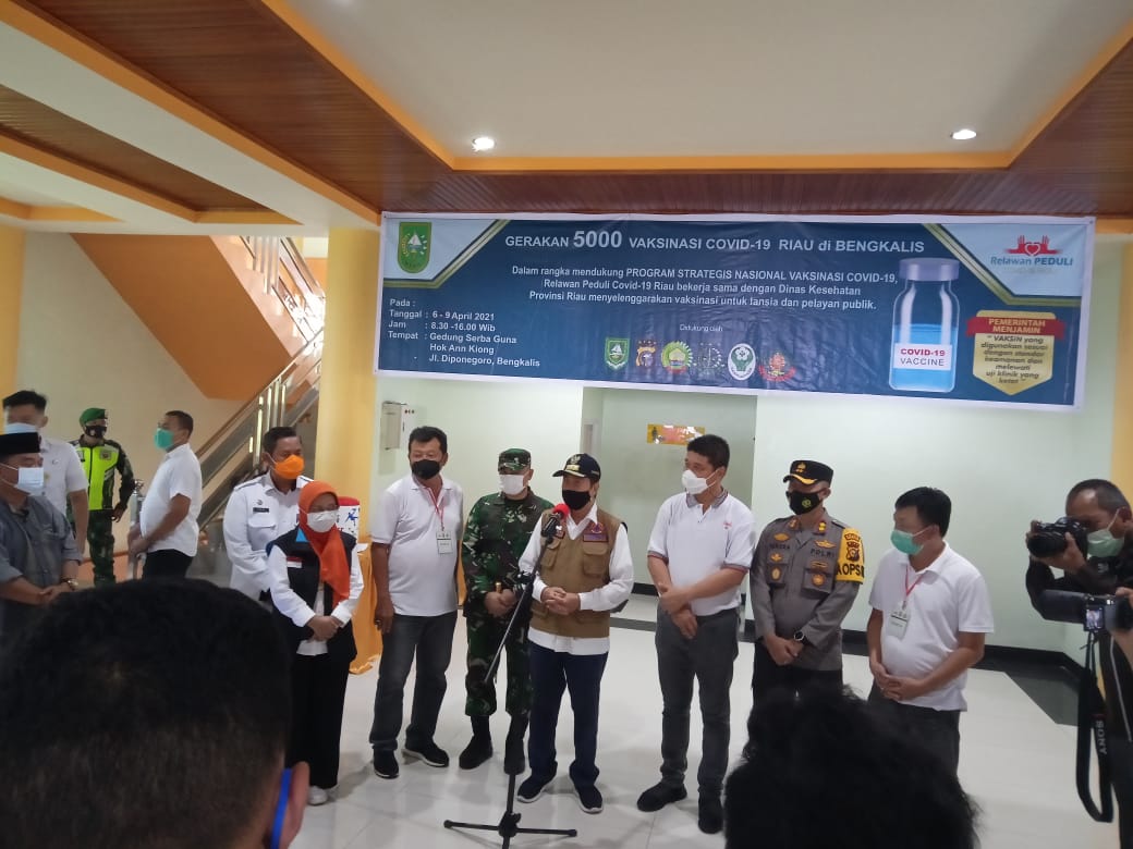 Gubernur Riau Syamsuar Tinjau Langsung Gerakan Vaksinasi Massal Covid-19 di Bengkalis   