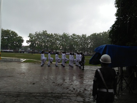 Guyuran Hujan Mewarnai Upacara Hut Kemerdekaan Ri 72 Keterangan Gambar