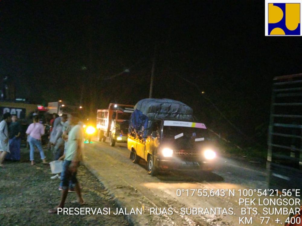 Pasca Longsor Arus Lalulintas Jalan Lintas Riau-Sumbar Sudah Normal