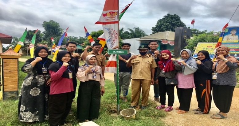 Tim pengabdian unri Melakukan Pemasangan Plang Jalan di Desa Bukit Lingkar Inhu