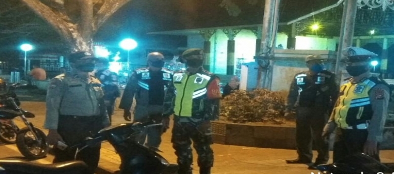 Patroli Malam Babinsa Koramil 03/Siak dan Tim Gabungan Penegakan disiplin Protokol Kesehatan