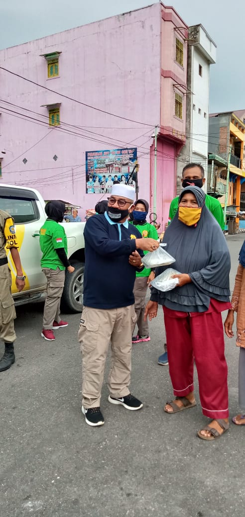 Satpol PP Bagikan Takjil Kepada Pengendara