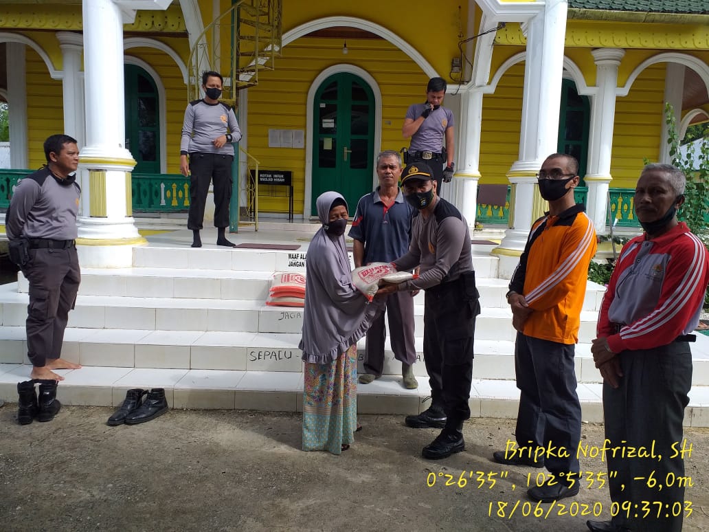 Bhayakara ke 74 Polsubsektor Pelalawan Menyerahkan Bantuan Beras