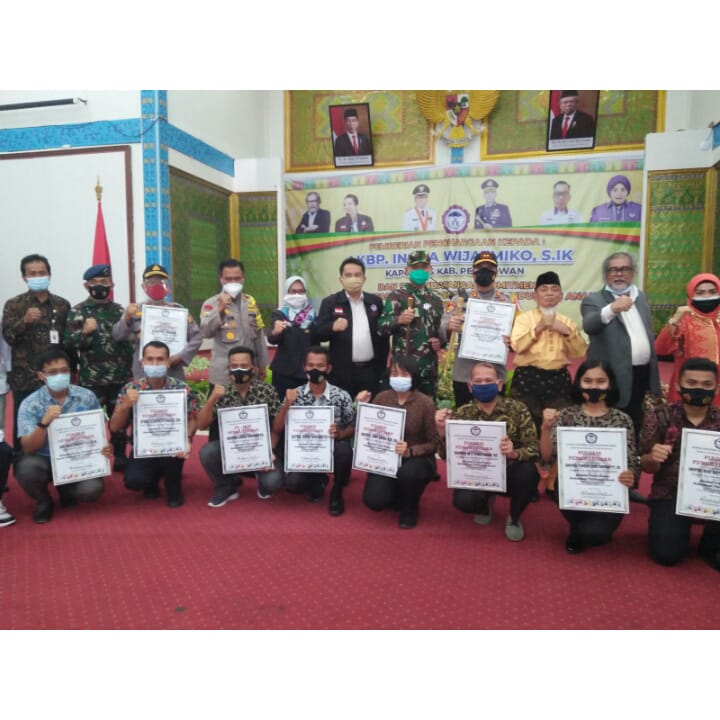 Arist Merdeka Sirait Berikan Piagam Penghargaan Kepada Kapolres Pelalawan Dan Jajaran