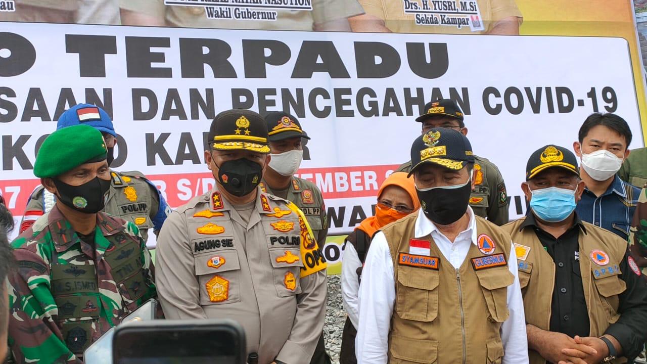 Tetap Semangat, Kapolda Riau Tinjau Posko Terpadu Chek Point Perbatasan Riau - Sumbar