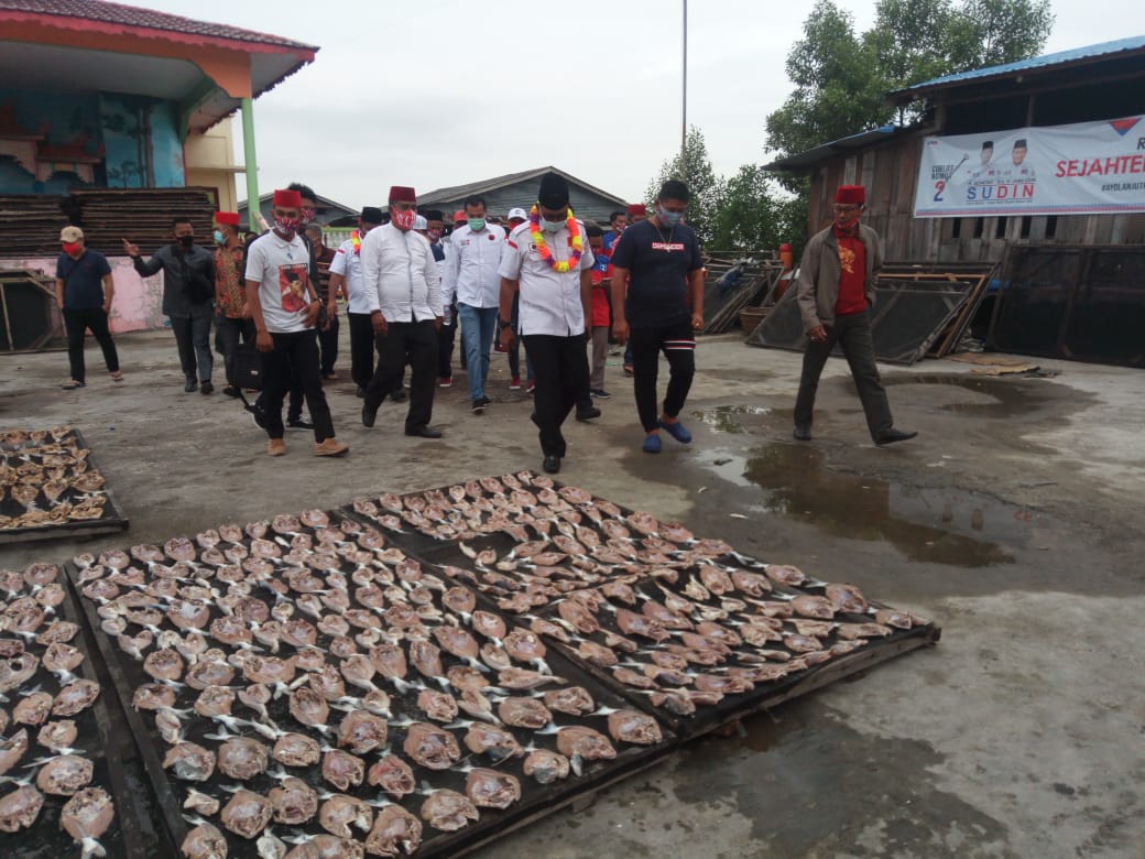 Suyatno Janji Tertibkan Tambak Kerang Dan Bangun Rumah Nelayan Dipulau Halang