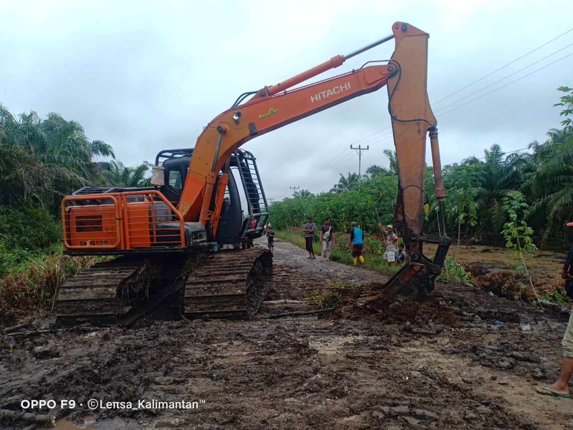 Musim Hujan Jalan Muara Dua Bengkalis Rusak, GTW Turun Lakukan Perbaikan