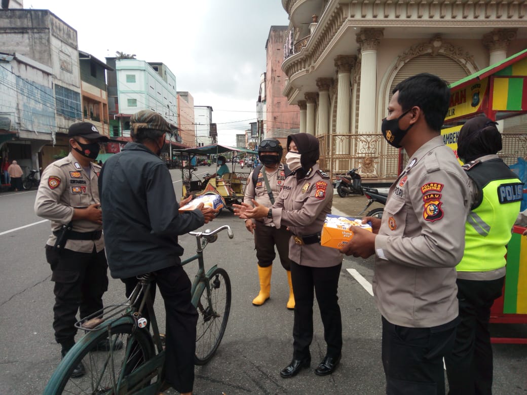 Polsek Bangko Bagikan 100 Nasi Kotak Kepada Masyarakat Bagansiapiapi