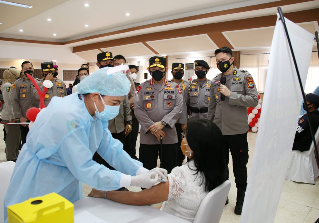 Kapolri Tinjau Vaksinasi  Massal di Manado