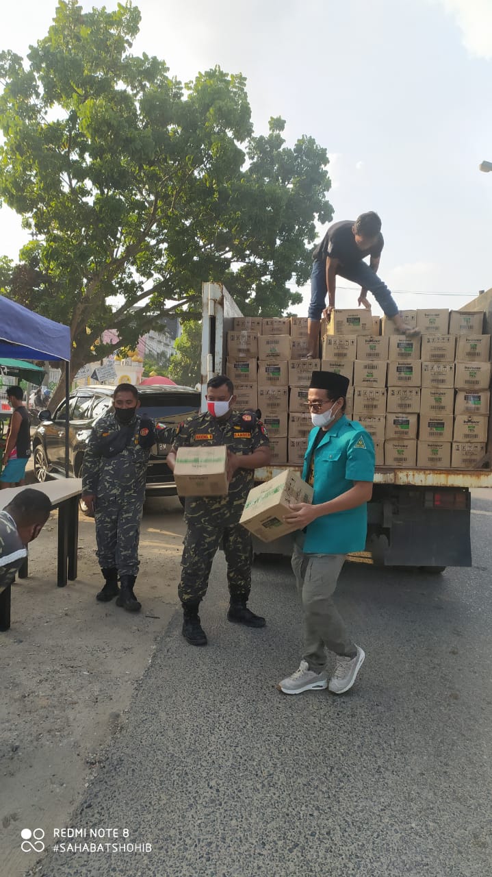 GP Ansor dan Banser Pelalawan Bagikan Satu Truck Hand Sanitizer Untuk Masyarakat