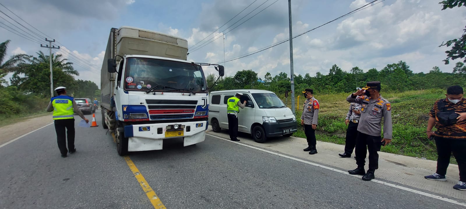 Minimalisir Penyebaran COVID-19, Kapolres Indra Wijatmiko Tinjau Penyekatan 