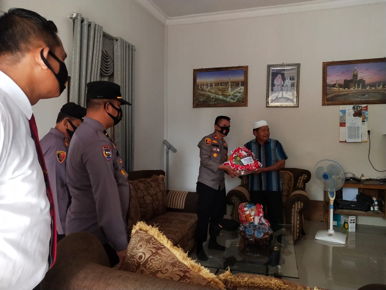 Serahkan Bingkisan Kemerdekaan, Kapolsek Bandar Seikijang Sambangi Tokoh