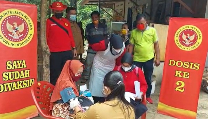 BIN Lanjutkan Vaksinasi Dosis Ke-2 Kepada Santri Pondok Pesantren dan Door to Door Masyarakat di Provinsi Riau
