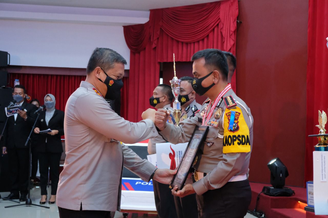 Peringati Hari Lalulintas Ke 66, Kapolda Riau Berikan Penghargaan Personel Berprestasi.