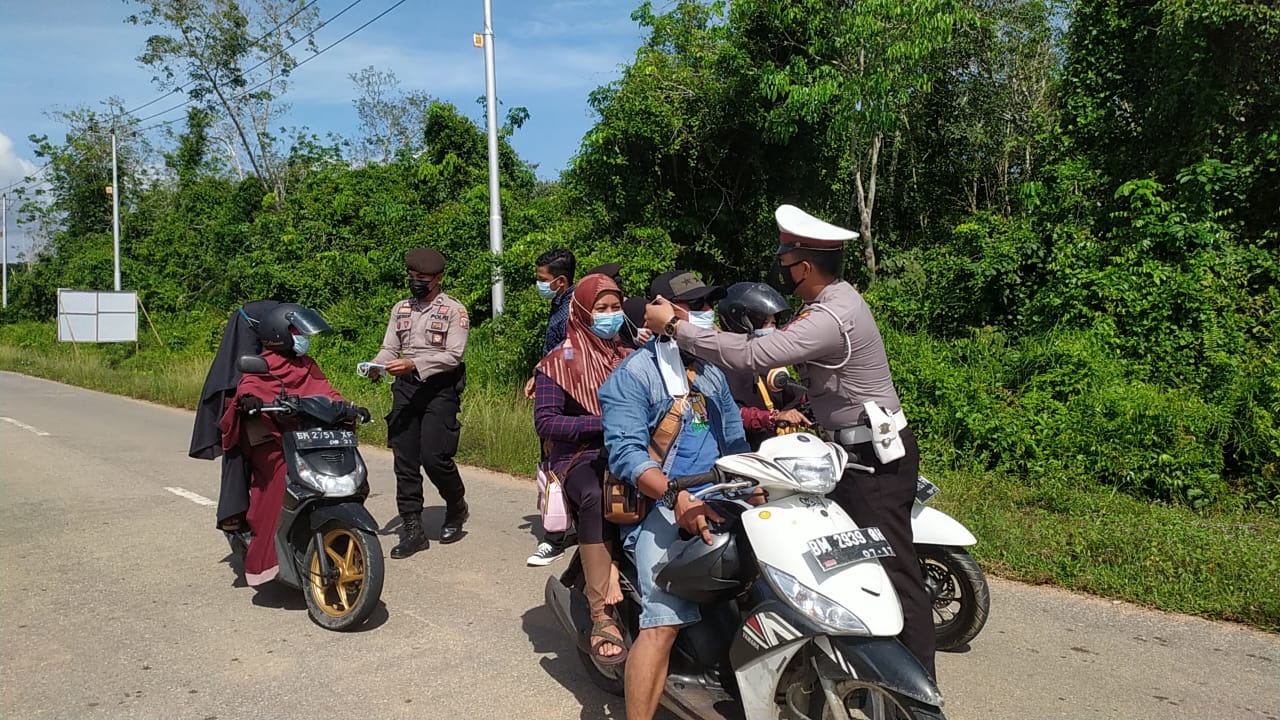 Cegah Covid 19, Polres Meranti Bagikan Ratusan Masker dan Imbau Masyarakat Patuhi Prokes