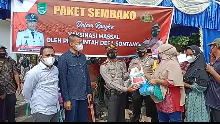 Kapolsek Bonai dan Pemdes Sontang Sediakan 1000 Paket Sembako Bagi Warga yang Ikut Vaksin  massal