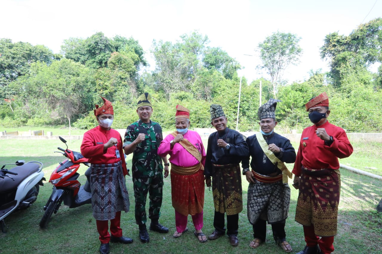 Wabup Rohul Hadiri Penabalan Gelar Adat Bupati dan Wabup Pelalawan