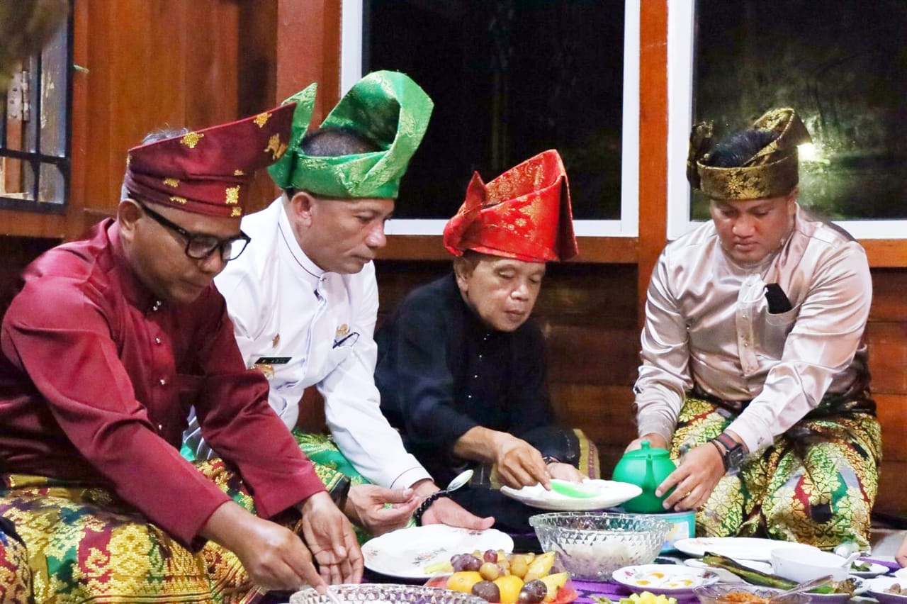 Kenduri Adat, Bupati : Sebagai Sesama Anak Negeri, Kita Harus Bersebati dan Sehati