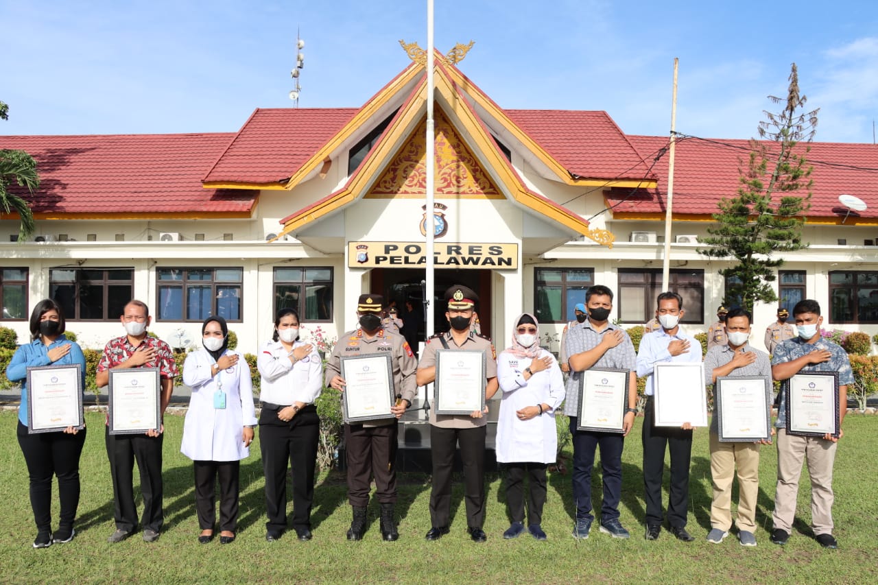 8 Personil Polres Pelalawan Terima Penghargaan TRC Komnas Perlindungan Perempuan & Anak 