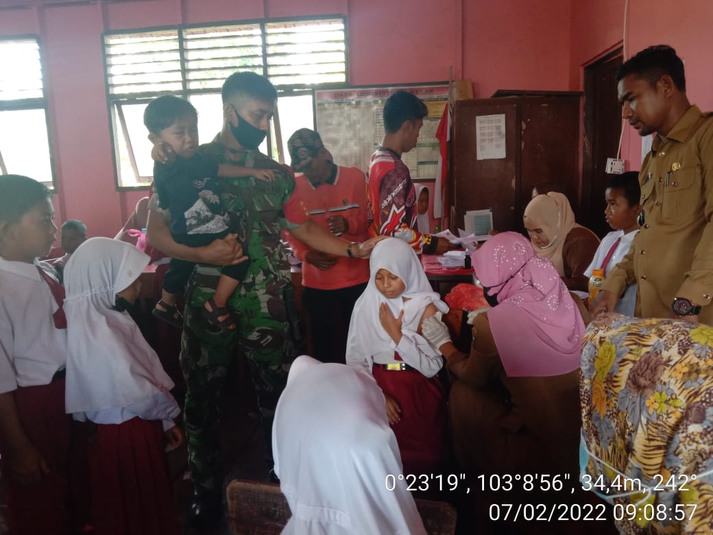 Kades dan Aparat Desa Labuhan Bilik  Proaktif  Vaksinasi di Sekolah