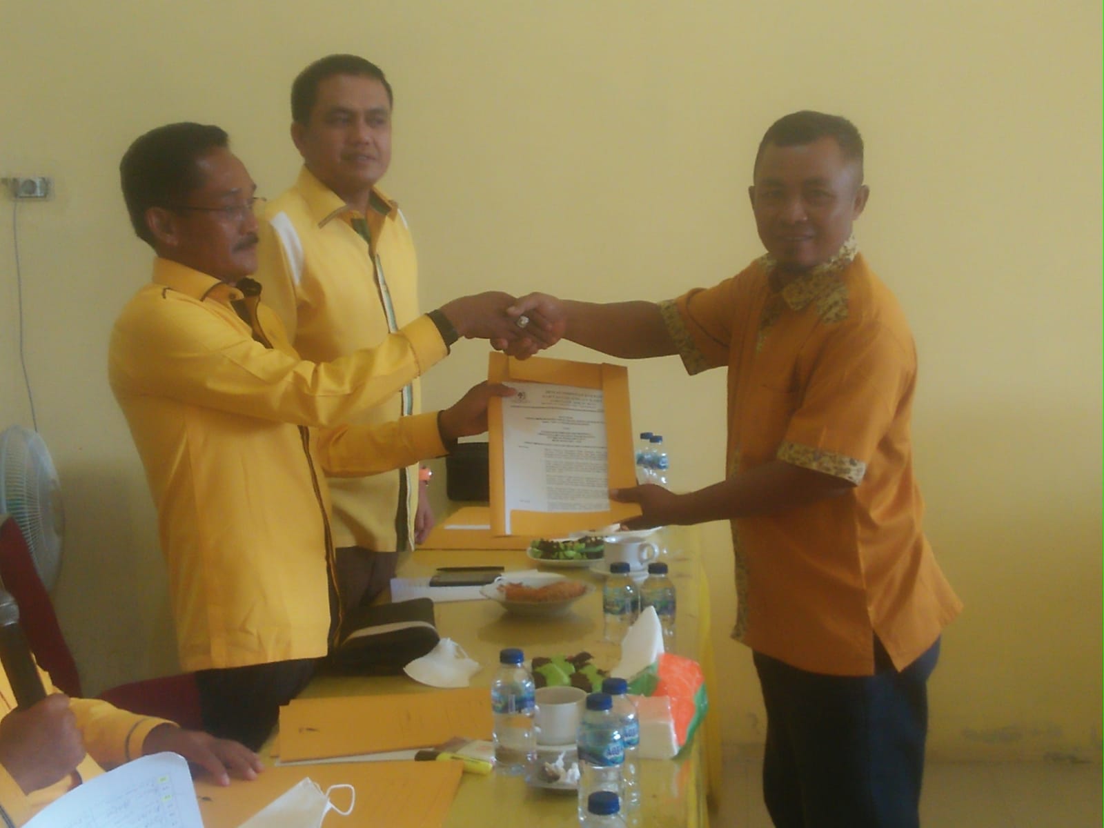 Ketua DPD Golkar Rohul Serahkan SK Masing-Masing PK