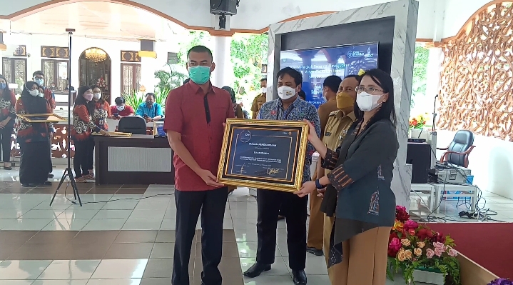 Zulparianto dapat Penghargaan Sebagai Warga Taat Pajak di Provinsi Riau