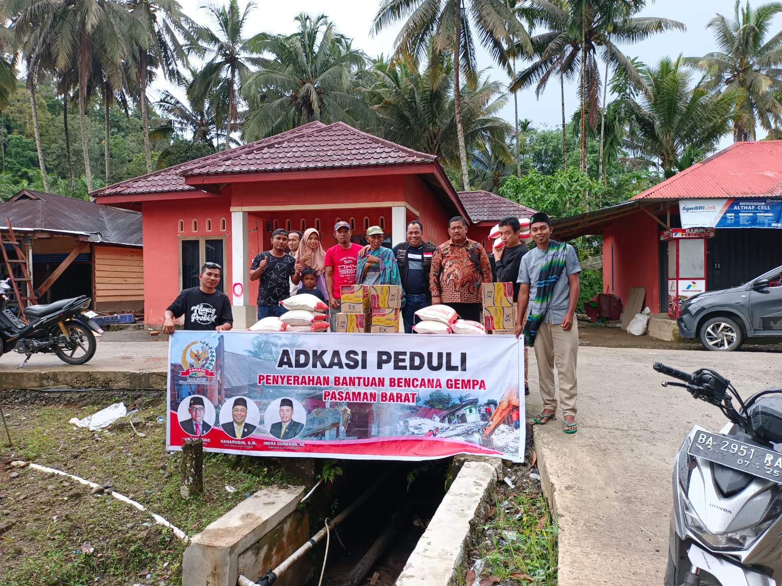 Ketua DPRD Pelalawan Baharuddin SH MH Salurkan Bantuan Korban Gempa Pasaman