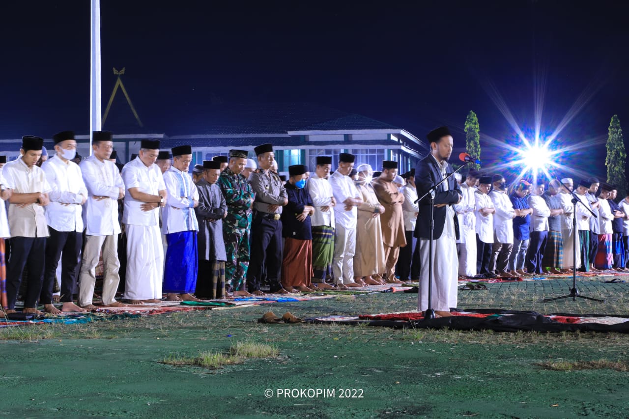 Pemkab Meranti Gelar Tarawih Berjamaah di Halaman Kantor Bupati