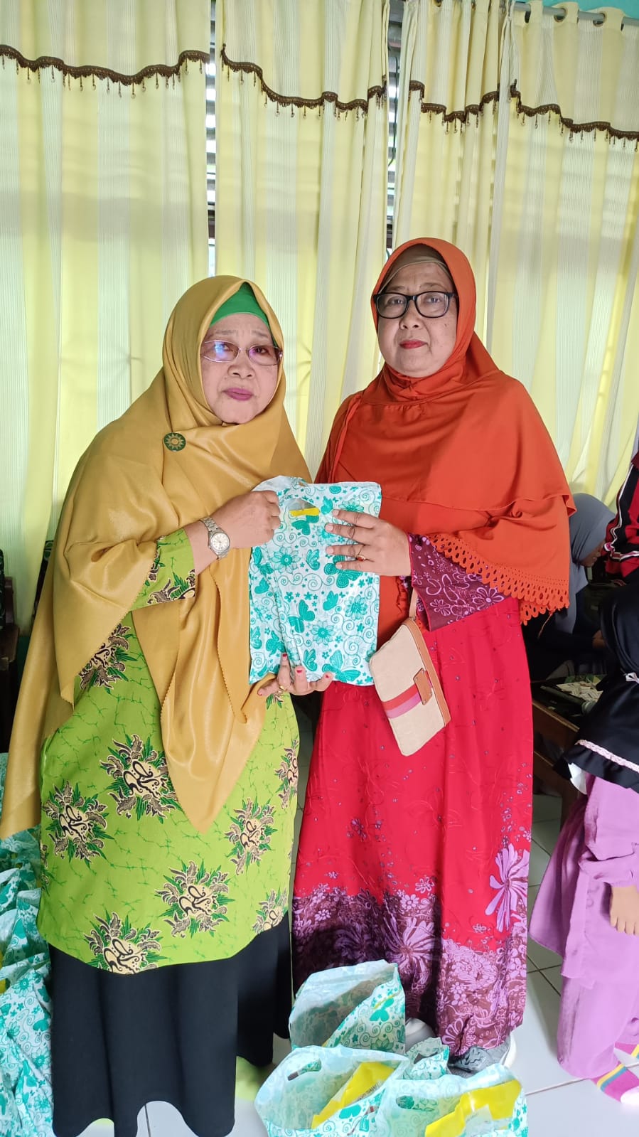 Pimpinan Aisyiah Meranti Bagikan Sembako ke Pendidik