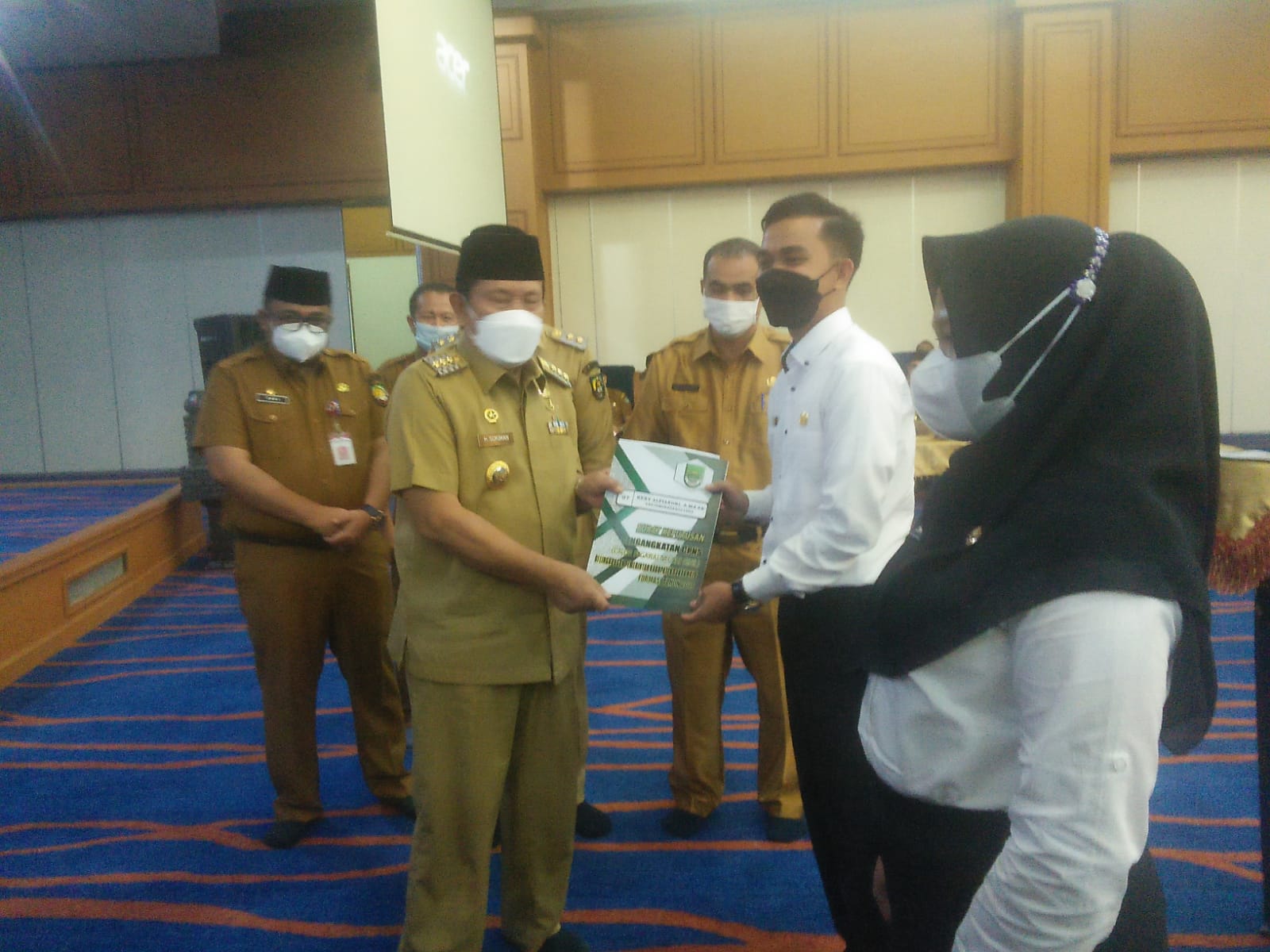 BupatiÂ  Rohul Serahkan SK CPNS dan PPPKÂ  Tahap 1 Formasi Tahun 2021