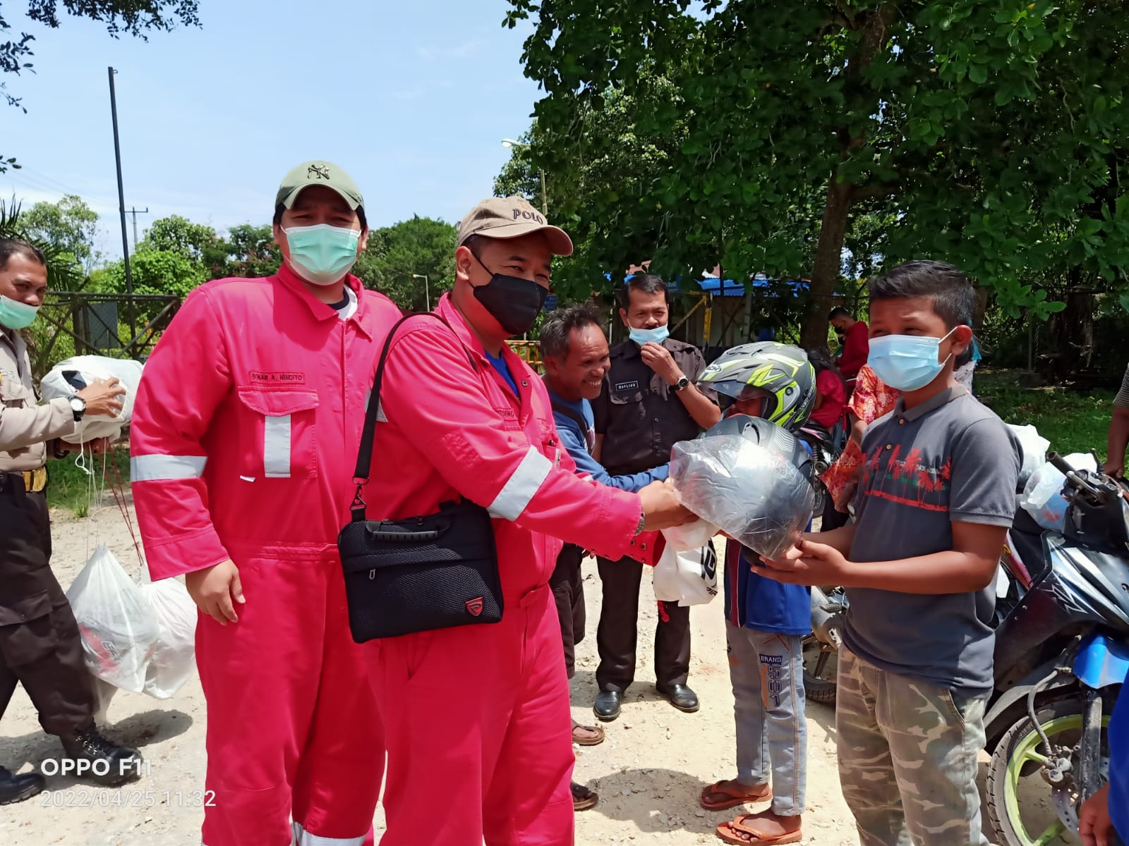 Karyawan EMP - PT. ITA Salurkan Bantuan Helm Kepada Belasan Siswa Sungai Kurau