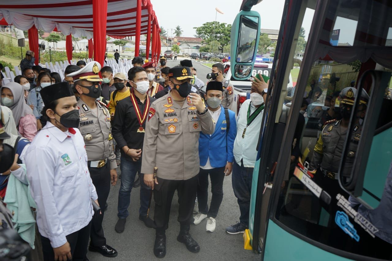 Lepas Rombongan Mudik Kebangsaan Polda Riau, Irjen Moh Iqbal : Ini Moment Kolaborasi Untuk Membantu Masyarakat.