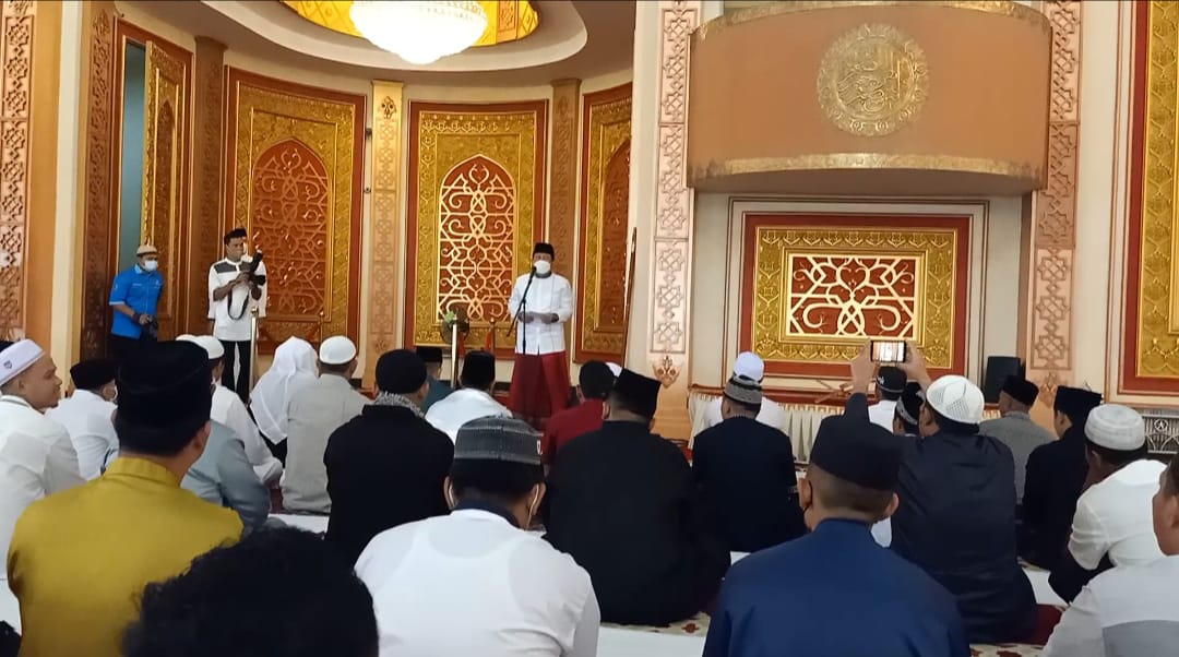 Ribuan warga Sholat Idul Fitri bersama Bupati Rohul dan Wabup di Masjid Agung Islamic Center