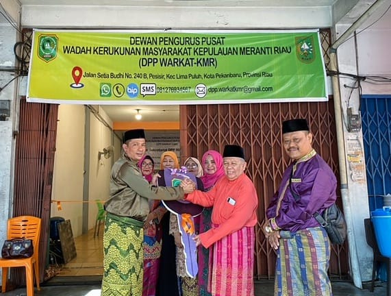 Pemkab Serahkan Ambulans Untuk Warga Meranti di Pekanbaru