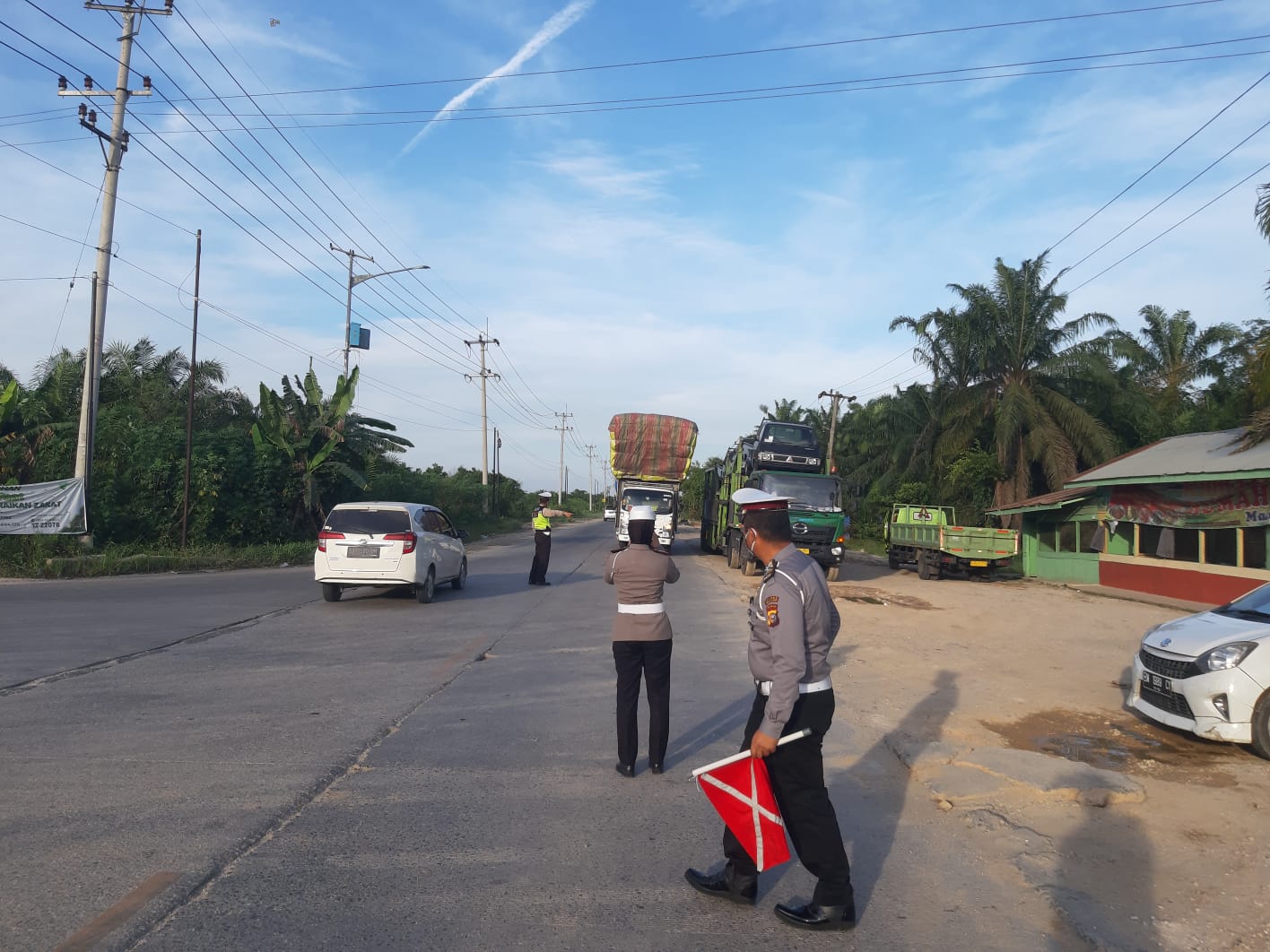 Satlantas Polres Pelalawan Arahkan Roda Enam Keatas Melewati Jalan Lingkar