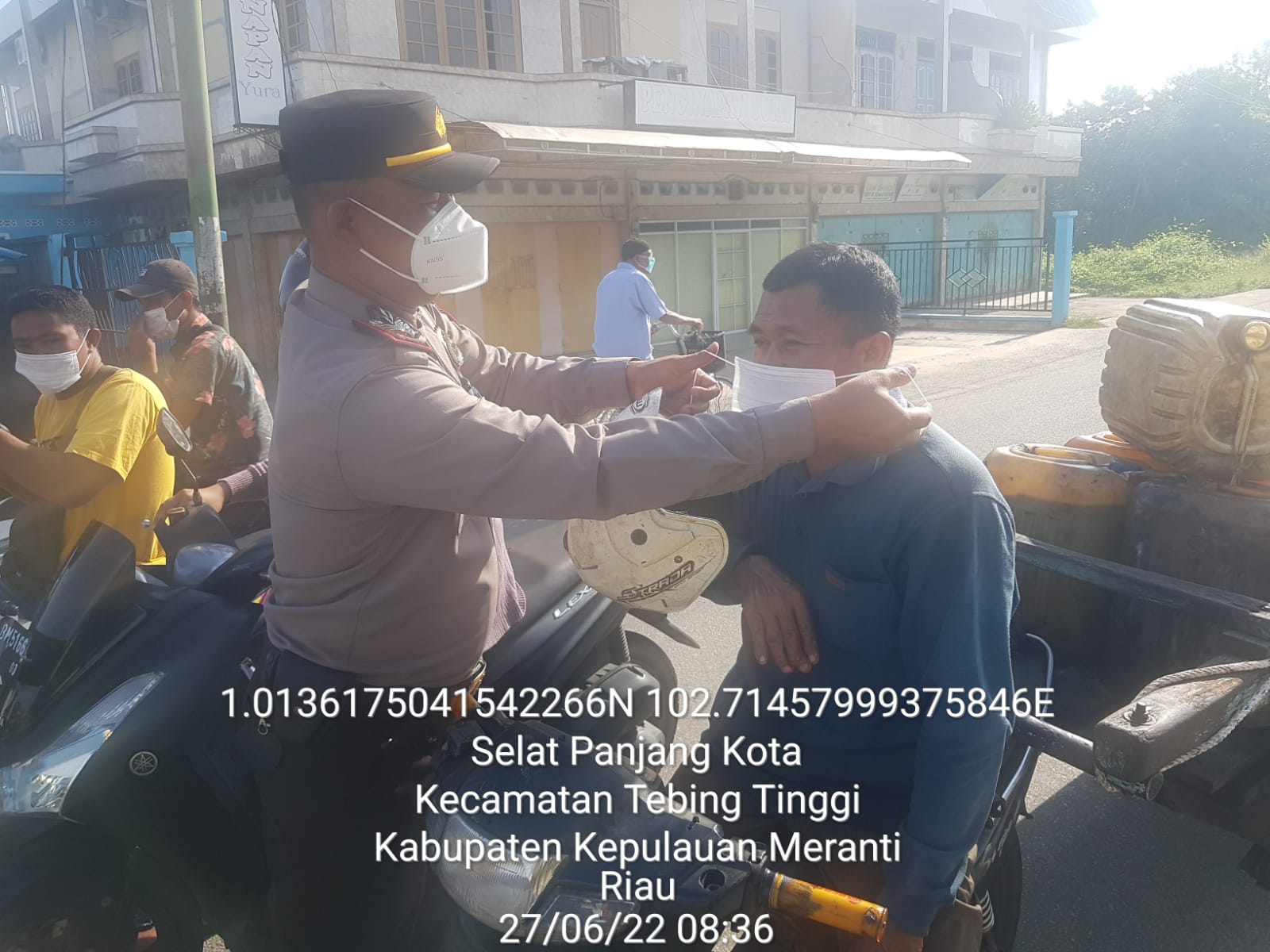 Edukasi Masyarakat Pola Hidup Sehat, Polsek Tebingtinggi Bagi-bagi Masker Gratis