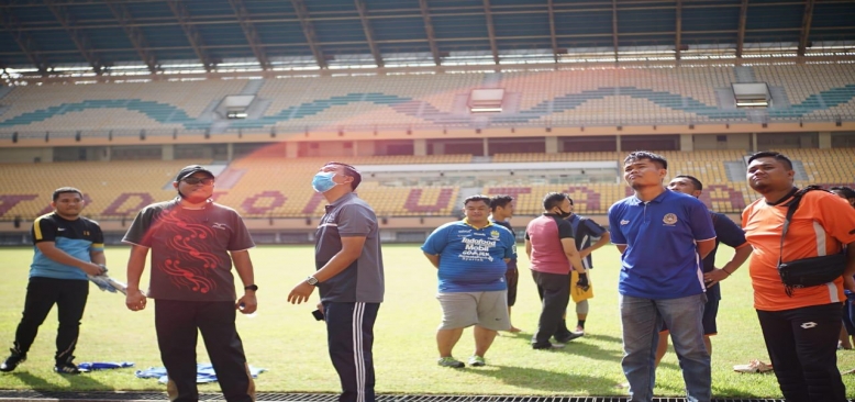 Memastikan Sarana Prasarana Olahraga, Kadispora Riau H. Boby Rachmat Tinjau Langsung Stadion Utama Riau