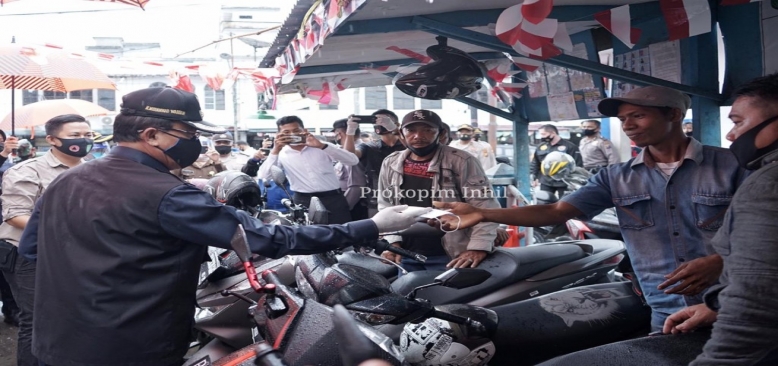 Kampanyekan Protokoler Kesehatan, Bupati Inhil HM.Wardan Bagikan Masker