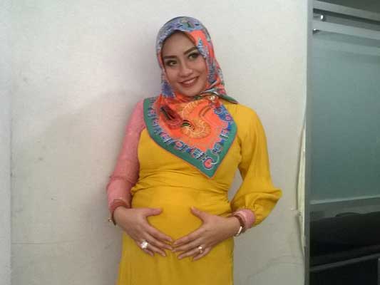 Shinta Bachir Lahirkan Bayi Laki-laki Bernama Arka