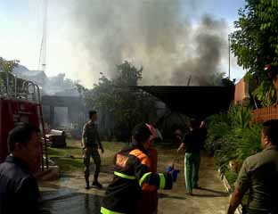 Diduga Konslet, Rumah di Jalan Thamrin Ludes Dilalap Api