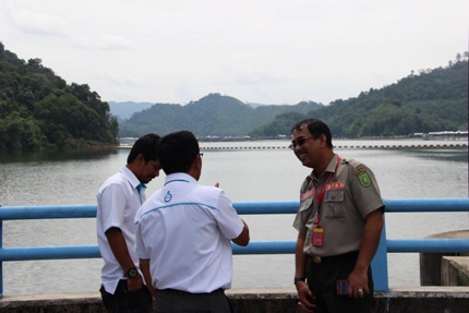 Galleri Tingginya Luapan Air Sungai,  Kepala BPBD Riau Tinjau PLTA Koto Panjang 