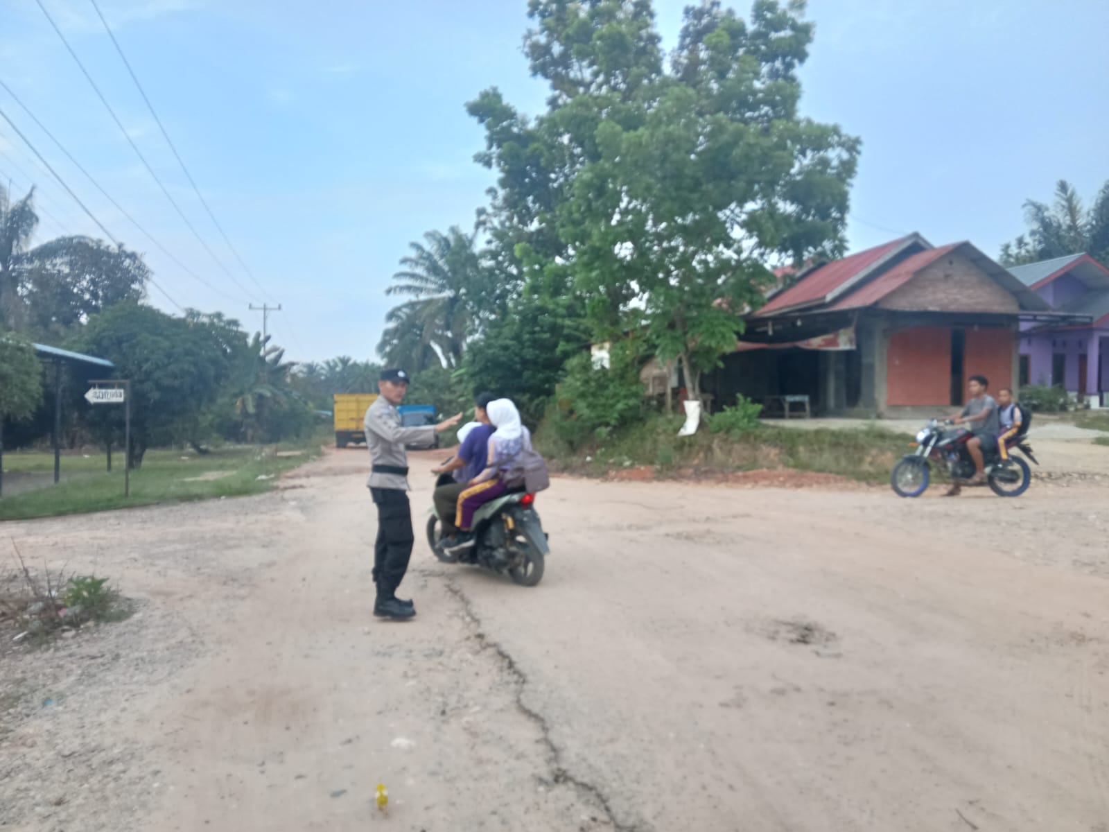 Ciptakan Kamtibcarlantas, Personil Polsek Simpang Kanan Laksanakan Strong Point