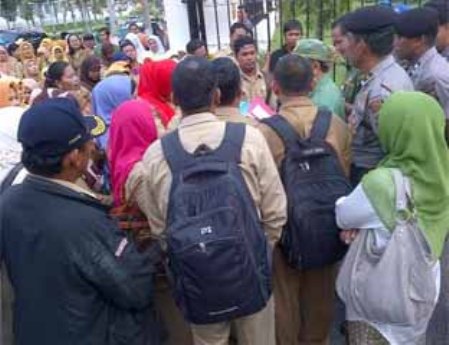 Ratusan Guru Honor Riau Tuntut Jadi PNS 