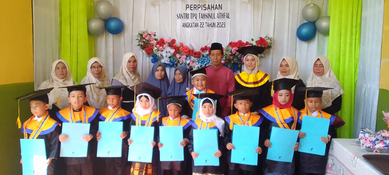 Bersemi Gaya Wisuda, TKQ/TPQ Tahsinul Athfal Gelar Perpisahan Pelepasan Santri