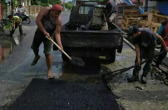 Dinas PUPR Kota Pekanbaru Tambal Sulam Jalan di Dua Kelurahan