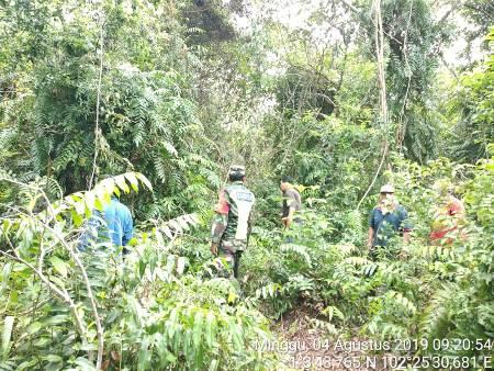 Ketua RT 02 Poniman Bersama  Warga Dan  TNI  Patroli Bersama  Cegah Karlahut di Wilayahnya 