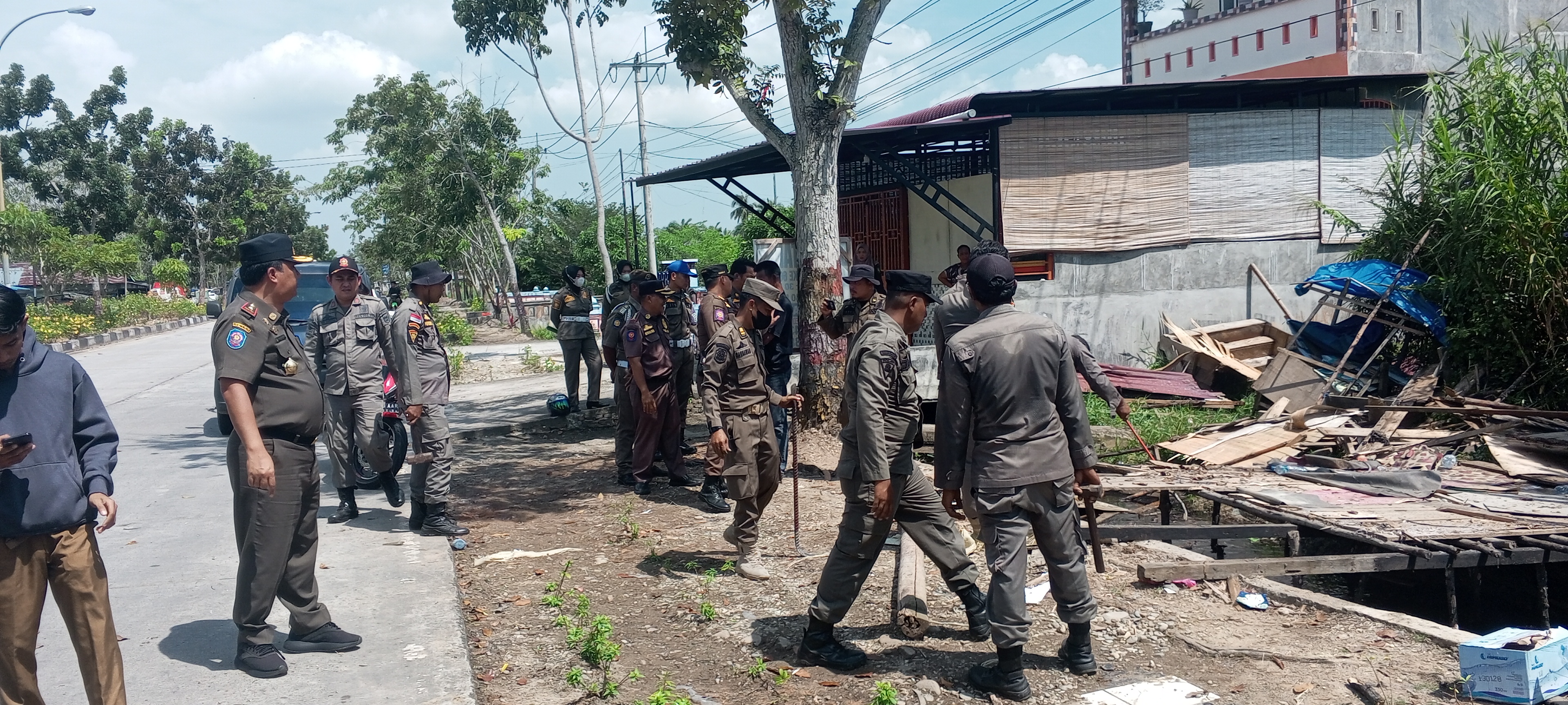 Satpol PP Rohil Bongkar Warung PKL diseputaran Hutan Kota Bagansiapiapi
