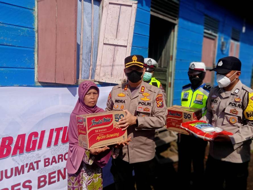 Kapolres Bengkalis Sambangi Ibu Sarimah Warga Tak Mampu Beri Bantuan Sembako