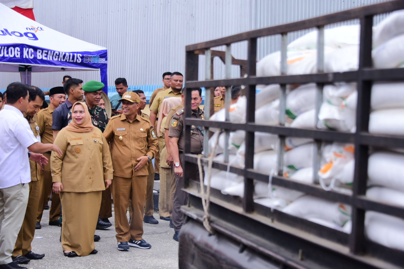 Bupati Kasmarni Lepas Penyaluran 489 Ton Beras Cadangan Pangan Pemerintah