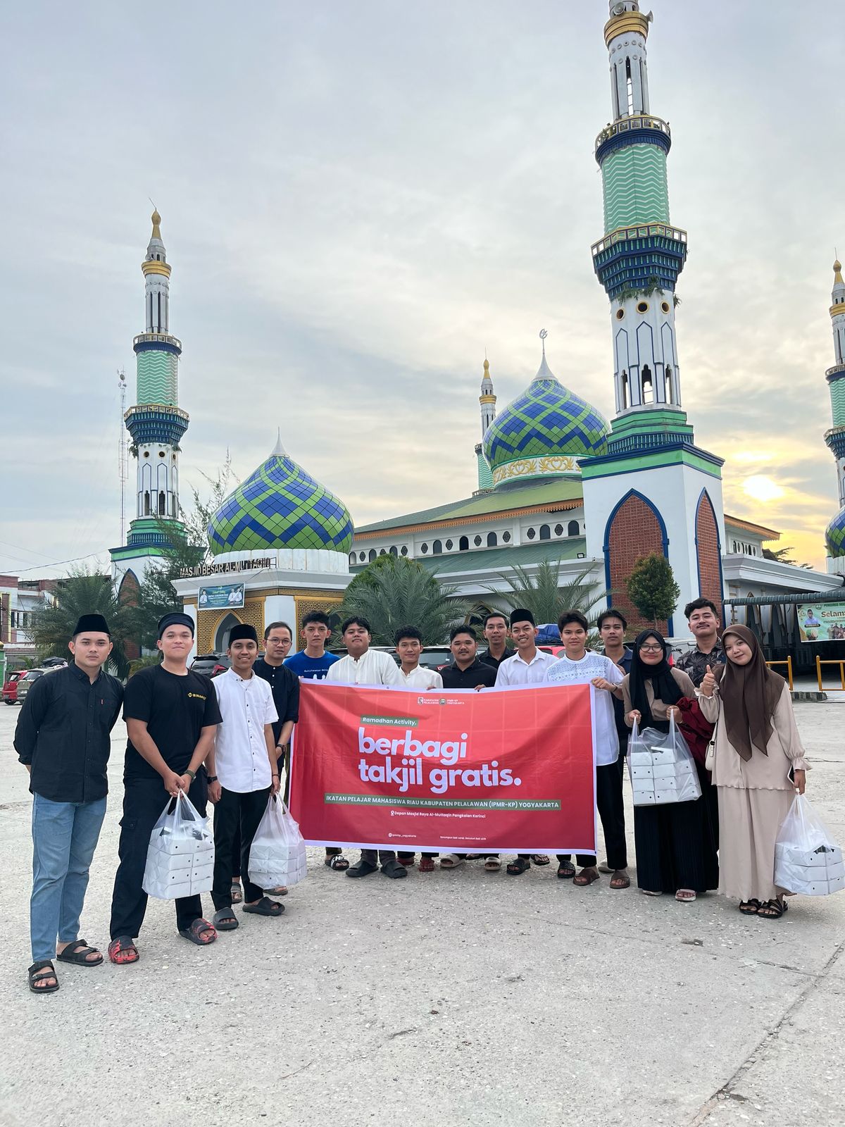 IPMR-KP Yogyakarta Tebar Kebaikan di Ramadhan, Bagikan Takjil Gratis di Pangkalan Kerinci